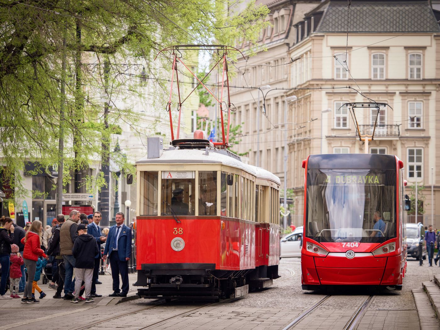 Un tram rosso degli anni Trenta in piazza Hviezdoslav accanto a un moderno tram rosso di Bratislava