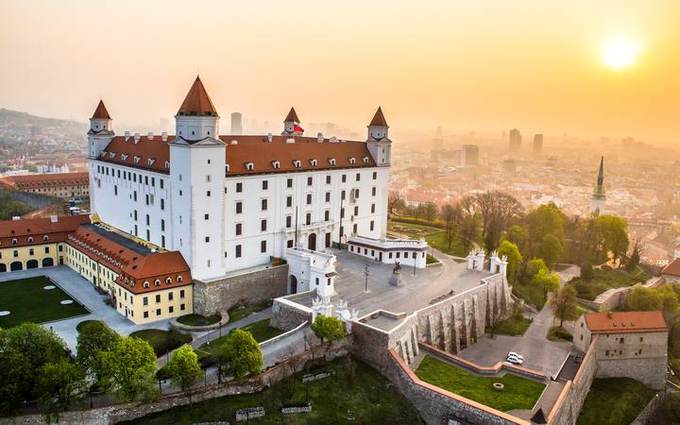 Il Castello di Bratislava sopra la città al tramonto, visto dall’alto