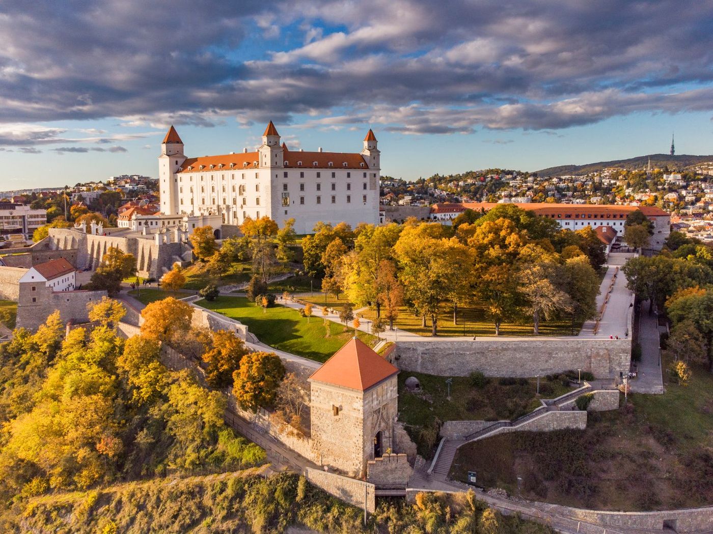 Il Castello di Bratislava dall’alto in autunno, con i bastioni e il parco tra le foglie gialle
